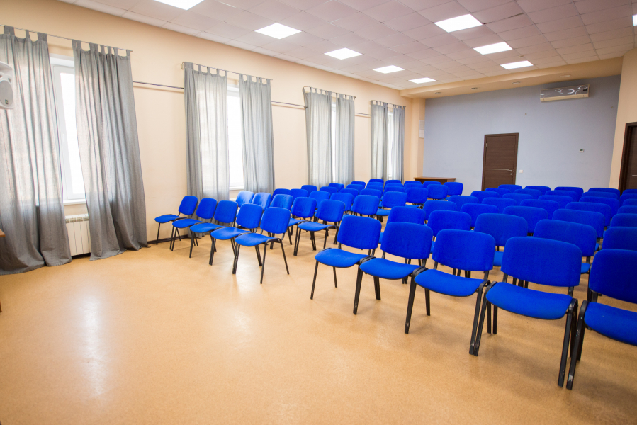 Аренда зала новосибирск. СГЮА актовый зал. Зал для семинаров. Конференц зал для тренингов. Актовый зал для тренингов.