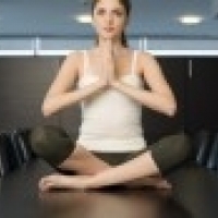Женская офисная йога. выполняется на стульях