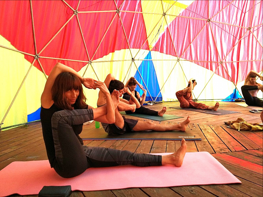 Сколько стоит йоги. Ретритный центр «йога-Холл». Универсальная йога. Йога в Крыму. Йога лагерь.