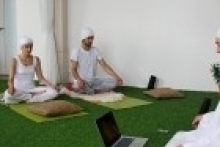 Классы Кундалини-йоги из целительного пространства Сат Нам Расаян