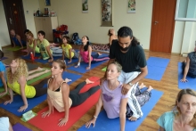 200-часовой курс инструктор йоги в школе Ом Шанти Ом, Ришикеш, Индия, с переводом на русский язык
